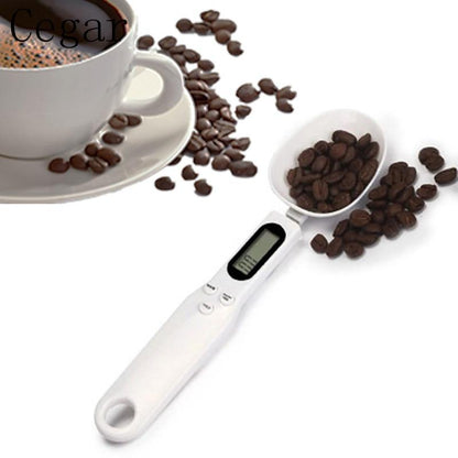 Cuillère balance numérique portable KitZenShop™ avec écran LCD, idéale pour mesurer farine, épices et ingrédients de cuisine.